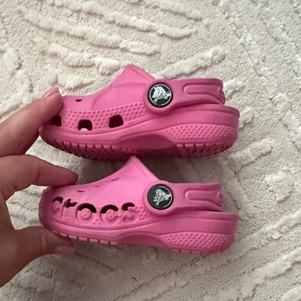 CROCS Kids Classic Clog in Hot Pink